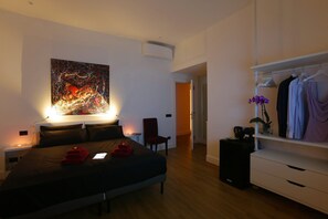 4 عدّة غرف نوم وخزنة داخل الغرفة ومكتب ومكواة/لوح كي