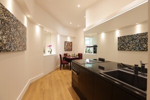 Kylskåp, mikrovågsugn, ugn och spishäll