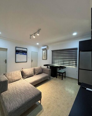 Departamento Confort, balcón, vista a la ciudad | Área de sala de estar