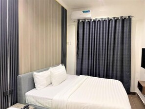 Căn hộ tiện nghi đơn giản, ban công, quang cảnh thành phố | 1 phòng ngủ, bàn, khu vực làm việc phù hợp cho laptop, màn/rèm cản sáng