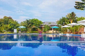 2 สระว่ายน้ำกลางแจ้ง