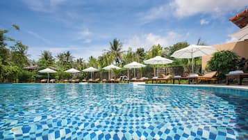 2 outdoor pools