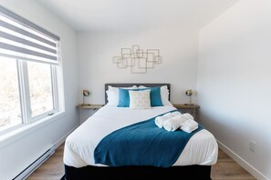 2 bedrooms, desk, WiFi, bed sheets