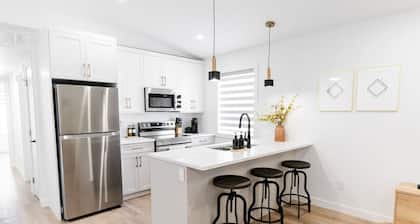 *Shop & Dine | Free Parking | 7 min to Airport*