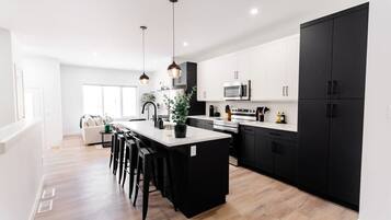 Geladeira, micro-ondas, fogão, cooktop