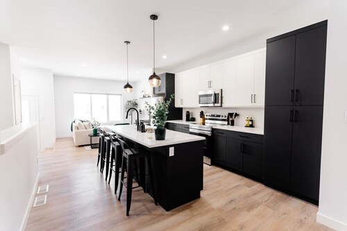 *Spacious w/ Style | Free Parking | 7 min Airport*