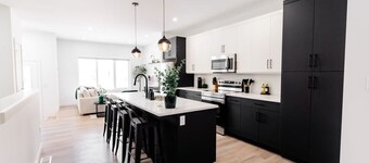 *Spacious w/ Style | Free Parking | 7 min Airport*