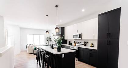 *Spacious w/ Style | Free Parking | 7 min Airport*