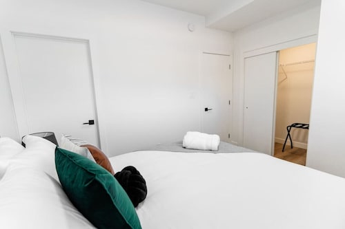 *Spacious w/ Style | Free Parking | 7 min Airport*