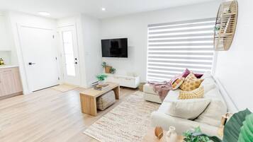 Een televisie en boeken