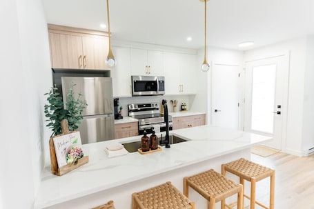 Fridge, microwave, oven, stovetop. *Refresh | Central & Trendy | 5 min to downtown*