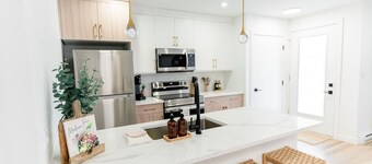 *Refresh | Central & Trendy | 5 min to downtown*