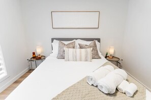 2 bedrooms, desk, iron/ironing board, WiFi - *Refresh | Central & Trendy | 5 min to downtown* (Winnipeg)