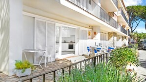 A modern apartment building with balconies, a patio area with outdoor seating, and a garden. - Ancora 13 B-P in Llafranc (Palafrugell)