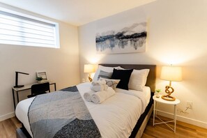 2 bedrooms, desk, WiFi, bed sheets - *Urban Oasis | Cozy & Central | 5 min to Downtown* (Winnipeg)