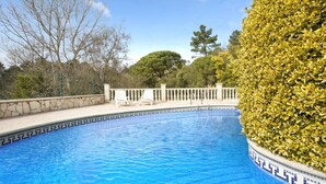 A swimming pool with a stone border, a white fence, and a well-maintained hedge. - Carolina in Vidreres (Vidreres)