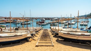 A marina with boats docked and a wooden walkway leading to the water. - Ronda in Llafranc With 4 Bedrooms and 3 Bathrooms (Palafrugell)