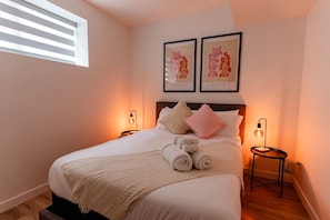 3 bedrooms, desk, travel cot, WiFi
