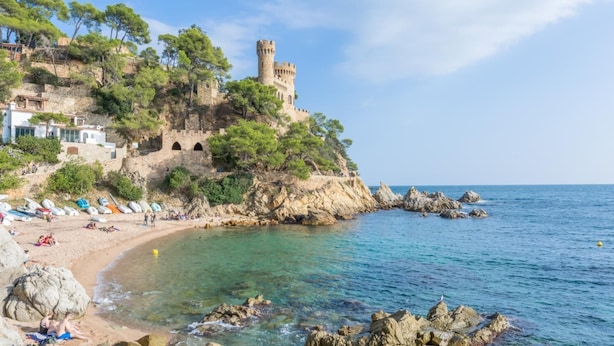 A coastal area with a castle on a cliff, beach, and clear waters. - Alonso in Vidreres With 4 Bedrooms and 1 Bathrooms (Vidreres)