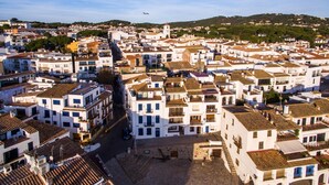 A densely packed urban area with white buildings, narrow streets, and a prominent church tower. - Pandora 1 in Llafranc (Palafrugell)