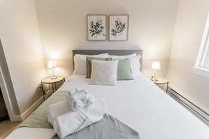 2 室のベッドルーム、デスク、WiFi、ベッドシーツ