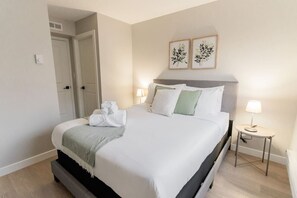 2 bedrooms, desk, WiFi, bed sheets - Charming St. Boniface home by Hospital & The Forks (Winnipeg)