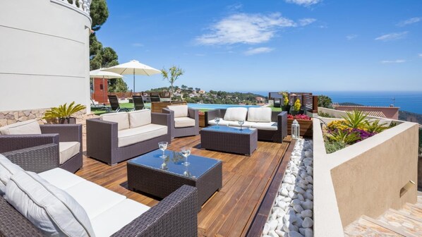 A rooftop terrace with outdoor furniture, a pool, and a view of the sea. - Brava in Lloret de Mar (Lloret de Mar)