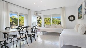 A bright, spacious room with a dining area, a sofa, and a bed. - Pandora 2 in Llafranc (Palafrugell)