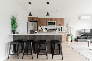 Een koelkast, een microgolfoven, een oven, een kookplaat