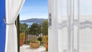 A balcony with potted plants, a view of the sea, and a mountainous landscape. - Ses Brises 28 in Llafranc (Palafrugell)
