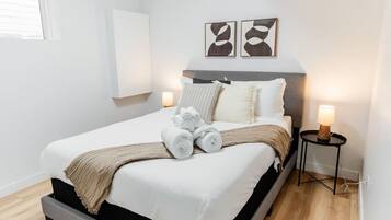 3 bedrooms, desk, WiFi, bed sheets