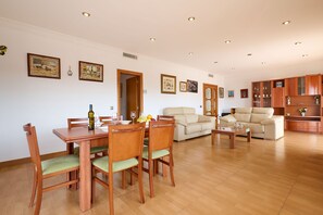 6 bedrooms - Marina in Blanes With 6 Bedrooms and 4 Bathrooms (Blanes)