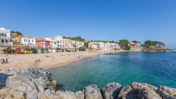 A coastal town with colorful buildings, a sandy beach, and clear blue waters. - Ancora 01 in Llafranc (Palafrugell)