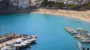 A coastal marina with boats docked and a beach in the background. - Ancora 01 in Llafranc (Palafrugell)