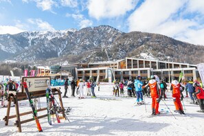A ski resort with a restaurant named 'HARALD' and a building with multiple floors. - Appartamento Il Palazzo (Bardonecchia)