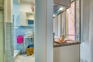 A modern bathroom with a shower, a sink, and a window. - Maison La Vanda in Sanremo (Sanremo)