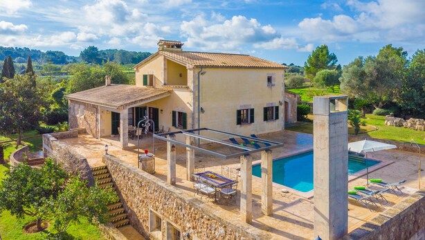 A villa with a swimming pool, outdoor seating, and a stone staircase. - Sa Xigala in Algaida (Algaida)