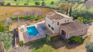 A two-story house with a swimming pool, surrounded by a well-maintained garden and a view of the countryside. - Sa Xigala in Algaida (Algaida)