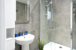 Douche, sèche-cheveux, serviettes fournies, savon