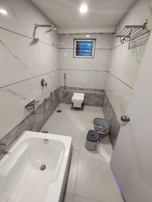 Kostenlose Toilettenartikel, Seife, Shampoo, Toilettenpapier