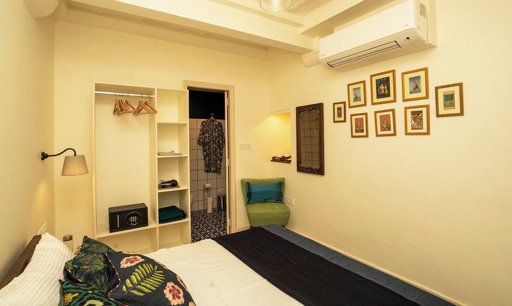 Cosy Room | Memory-foam beds, in-room safe, iron/ironing board (on request)