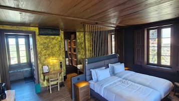 Doppia Deluxe, vista collina | Biancheria da letto ipoallergenica, minibar, con stile personalizzato