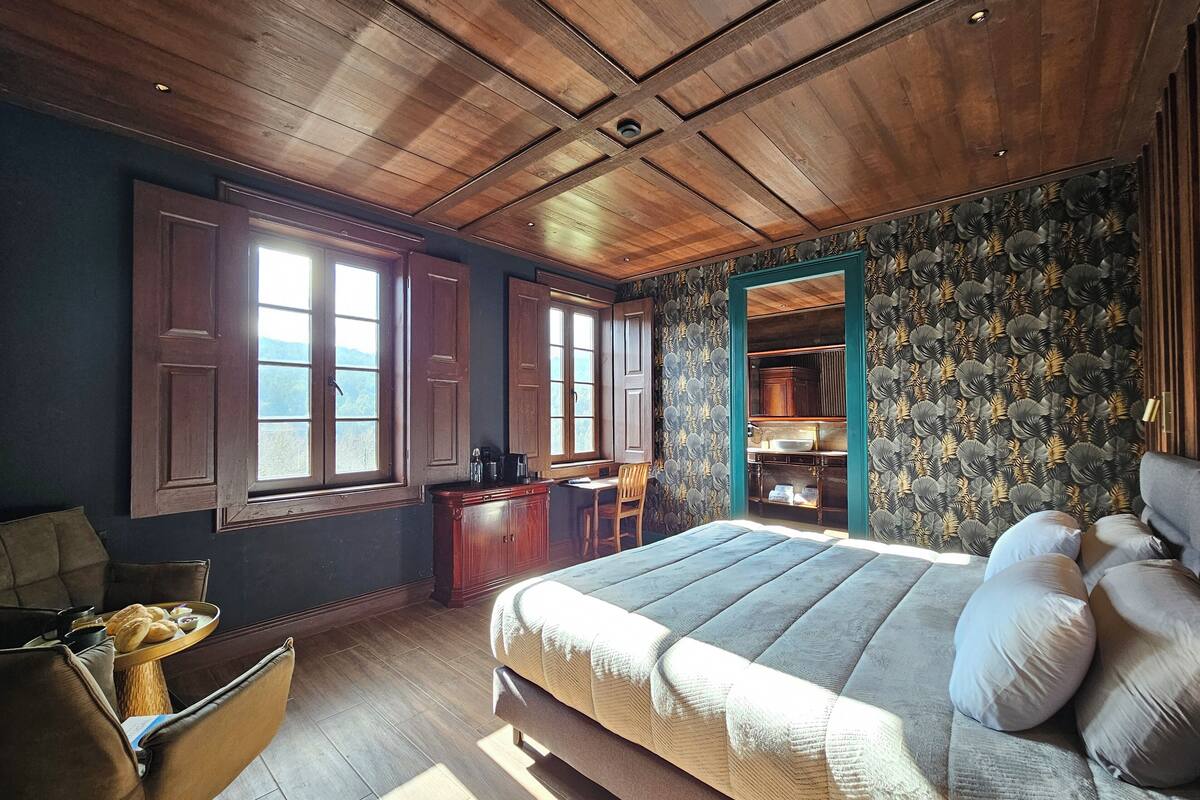 Deluxe dubbelrum - utsikt mot bergen | Allergitestade sängkläder, minibar och individuell inredning