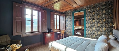 Deluxe tweepersoonskamer, uitzicht op bergen | Hypoallergeen beddengoed, een minibar, individueel gedecoreerd