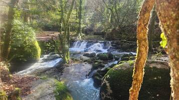 Una piscina al aire libre de temporada