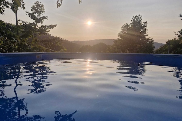 Hypo-allergenic bedding, minibar, individually decorated