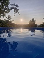 Ropa de cama hipoalergénica, minibar y decoración personalizada 