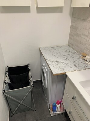 Secadora de cabello, toallas, jabón, papel de baño