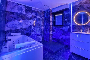 Jetted tub, towels, soap, toilet paper - Appart with Sauna, Jacuzzi, Aromatherapy, 🔥🔥 (Strasbourg)