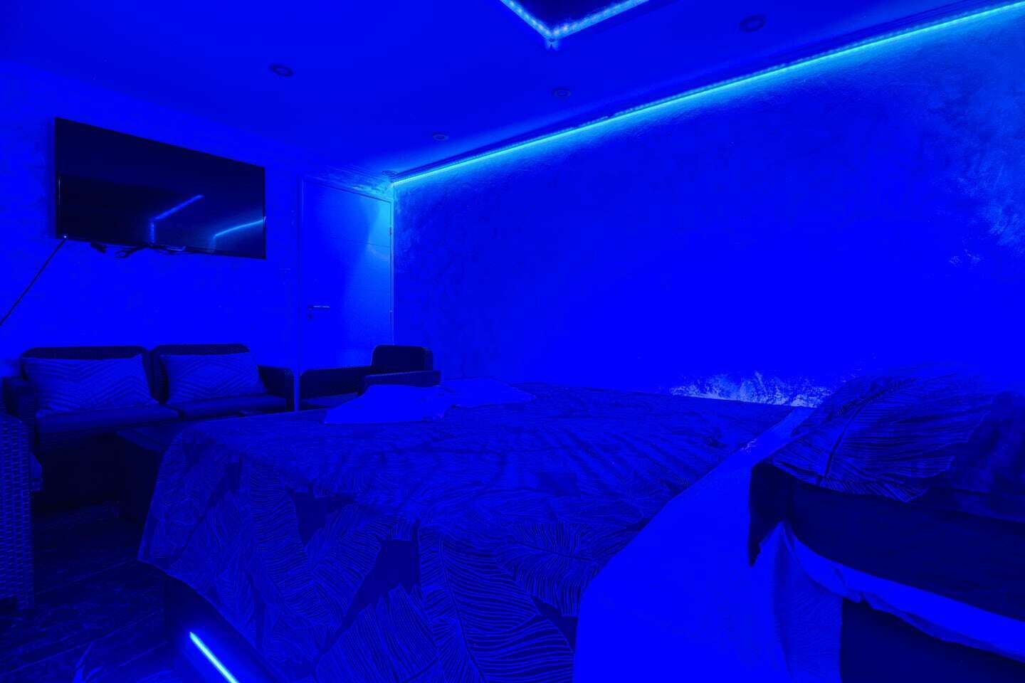 Une chambre avec un lit, un bureau et une chaise.